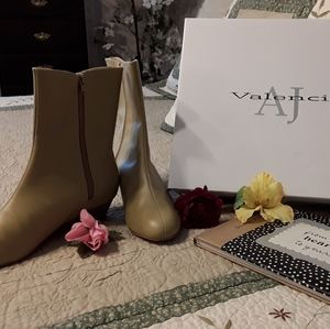 NEW LADIES AJ VALENCI LEATHER BOOTIES, SIZE 8 Wide